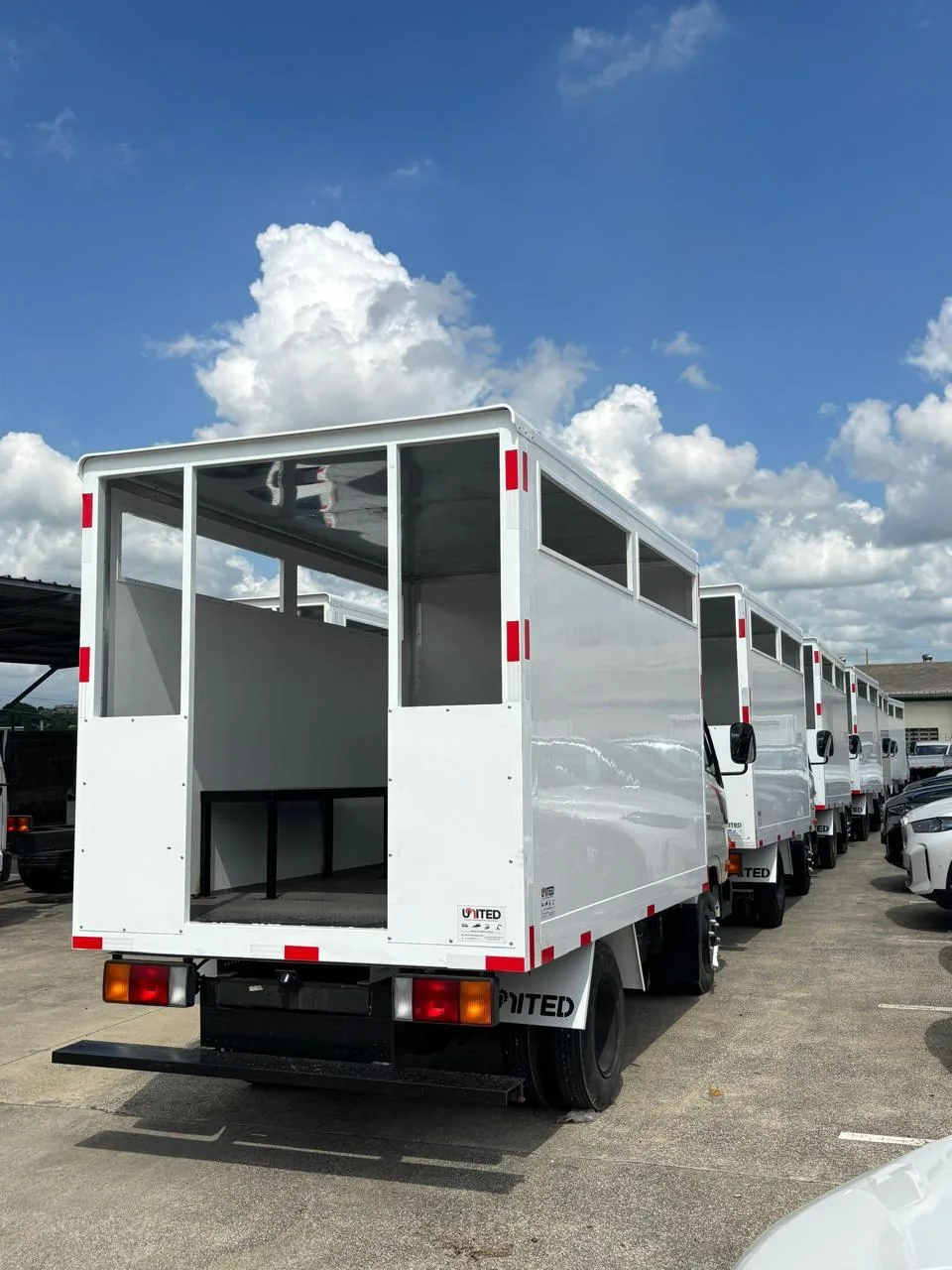 Para transporte de mercancía general y productos que no requieren control de temperatura.
