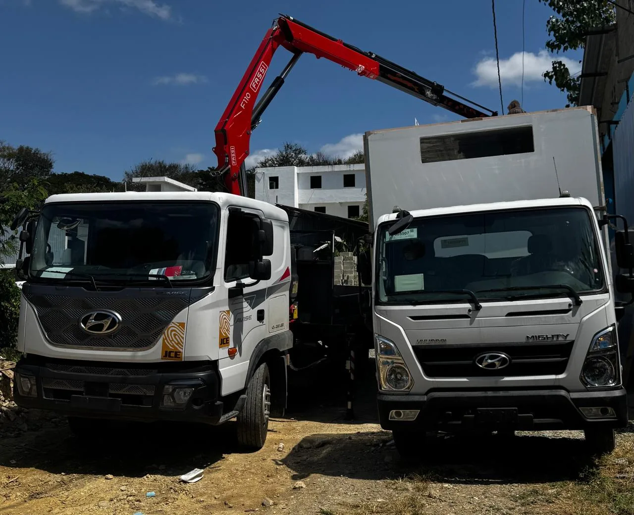 Grúa articulada Fassi para operaciones de elevación