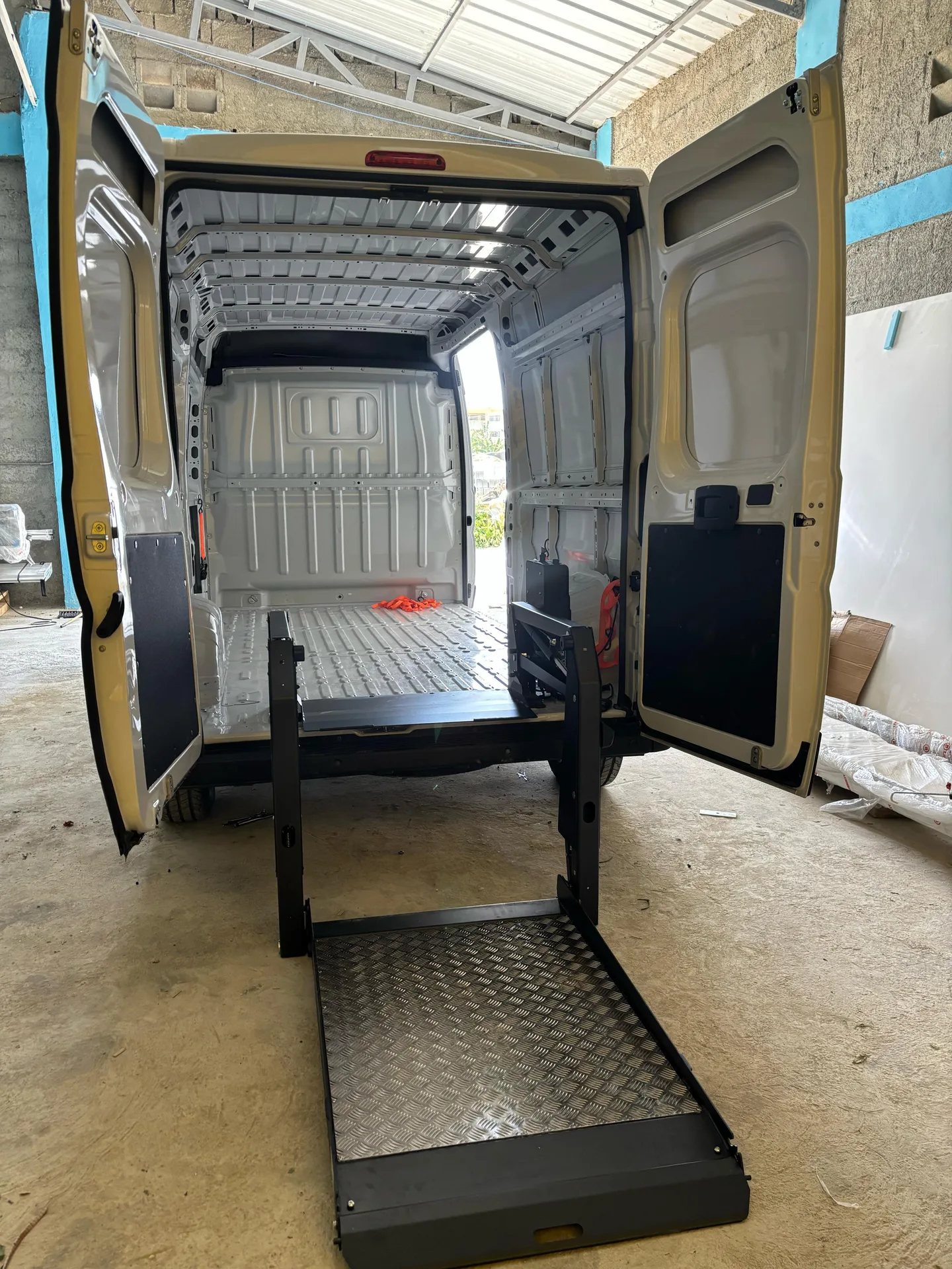 Plataforma elevadora para carga en vehículo comercial