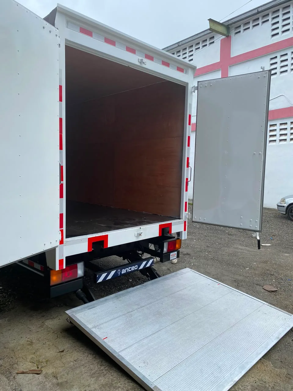 Plataforma hidráulica trasera para camión de carga