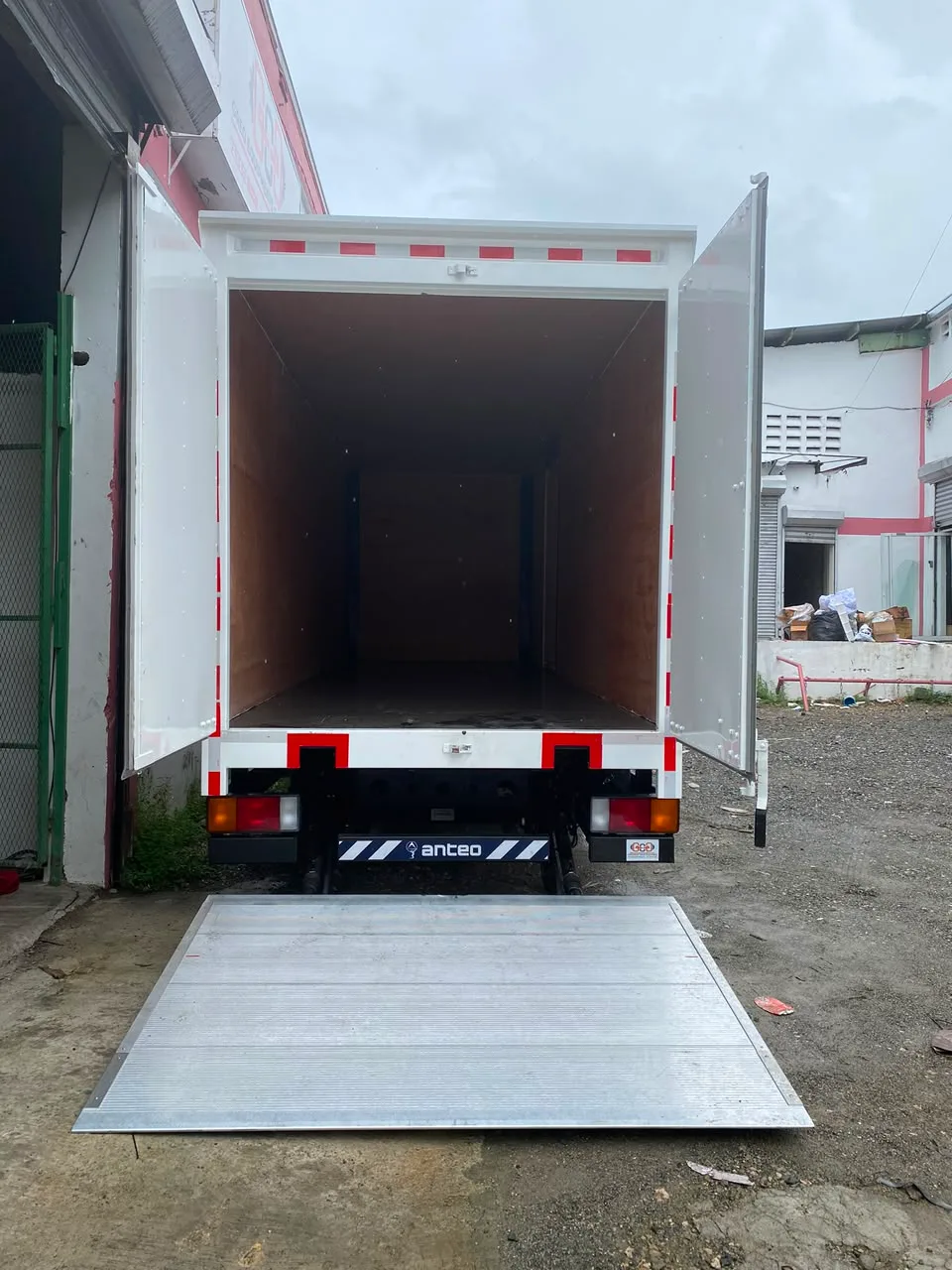 Plataforma elevadora desplegada para carga y descarga